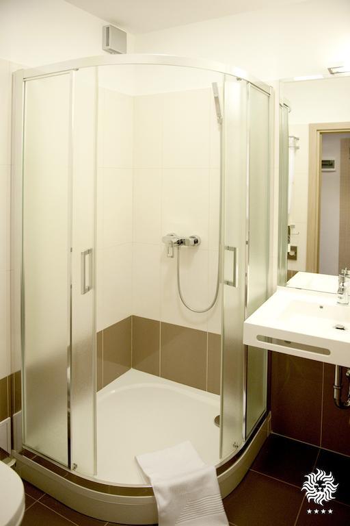 Hotel Leon & Spa Arad Oda fotoğraf